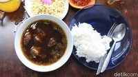 Selain soto, tempat ini juga memiliki satu menu lagi yang juga menjadi ikon dari Warung Rampal yaitu rawon. Makanan khas Jawa Timur berupa sup daging berkuah hitam dengan campuran bumbu kluwak yang khas. Foto: detikFood/Luthfi Baihaqy