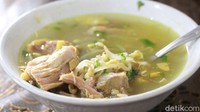 Nyaris tak berbeda dengan racikan soto daging umumnya. Seporsi soto daging disajikan dalam mangkuk keramik putih bersama sepiring nasi putih yang diberi irisan jeruk nipis. Foto: detikFood/Luthfi Baihaqy