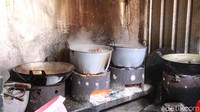Penggemar soto danwajib mencicipi soto daging yang kondang di sini. Dimasak dengan api arang selama 4 jam. Foto: detikFood/Luthfi Baihaqy