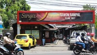 Warung Rampal didirikan sejak  tahun 1957 oleh Sangadi Syariah. Kini menjadi kuliner legendaris kota Malang. Foto: detikFood/Luthfi Baihaqy