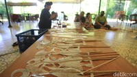 Satu tokoh pewayangan membutuhkan 3 sampai 5 botol plastik bekas air mineral yang dikerjakan dalam satu hari.