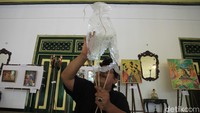 Wayang plastik dijual mulai kisaran harga Rp 800 ribu  hingga Rp 1,5 juta.