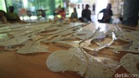 Proses pembuatannya pun menggunakan peralatan sederhana.