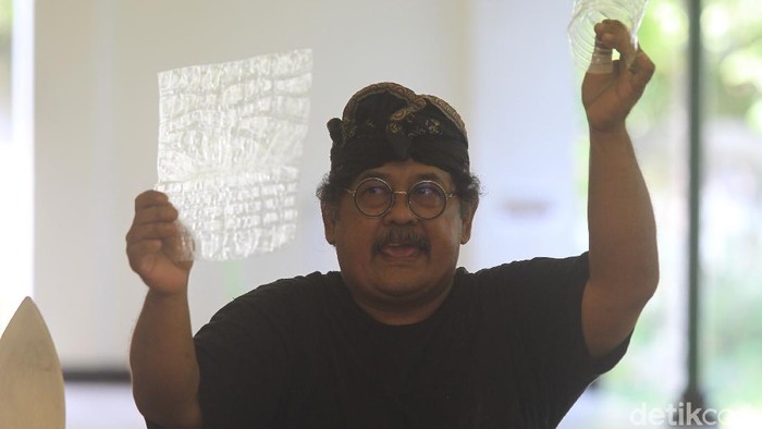 Wayang Ini Dibuat dari Botol Plastik Bekas Lho Seniman wayang asal Yogyakarta Sardi Beib sukses membuat kesenian wayang dari bahan limbah plastik lho. Penasaran?
