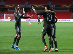 Laga sendiri dilanjutkan, dan MU menang 2-0 lewat gol Marcus Rashford dan Bruno Fernandes. (Foto: Getty Images/Fran Santiago)