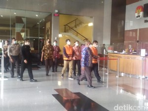 KPK Tahan Bupati Bandung Barat Aa Umbara dan Anaknya!