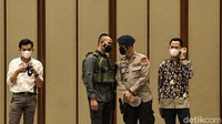 Pelantikan Pengurus Pusat PBSI ini juga akan menerapkan standar protokol kesehatan, seperti pembatasan jumlah peserta, saling menjaga jarak, hingga dilakukan uji usap (swab) PCR kepada seluruh peserta yang hadir mulai dari panitia, anggota pengurus, tamu undangan, hingga awak media. Acara itu juga dijaga ketat polisi.