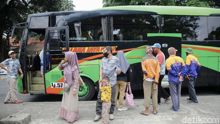 Akan Ditutup, Terminal Kampung Rambutan Masih Ramai Suasana Terminal Kampung Rambutan, Jakarta Timur, Jumat (9/4/2021).