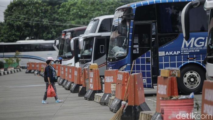 Suasana Terminal Kampung Rambutan, Jakarta Timur, Jumat (9/4/2021).
