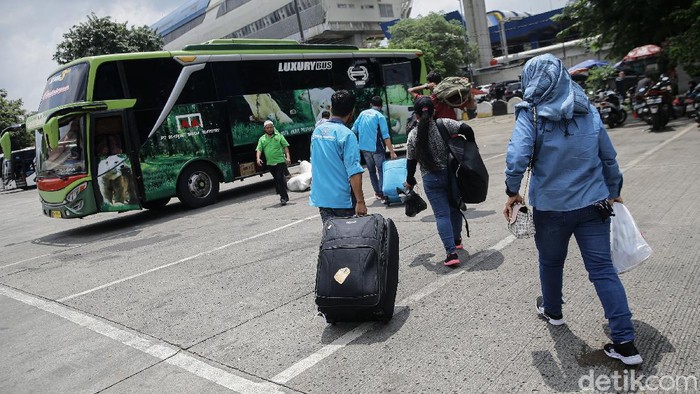 Suasana Terminal Kampung Rambutan, Jakarta Timur, Jumat (9/4/2021).