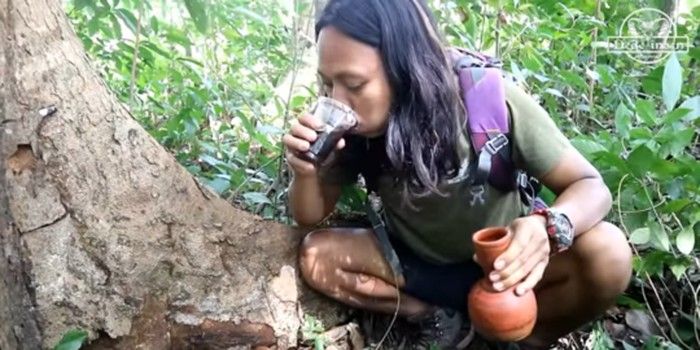 5 Aksi Makan Sesajen, Bule di Bali hingga YouTuber