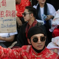 Akibat sikap politiknya, Paing Takhon ditangkap oleh militer pada April 2021. Menurut unggahan di Facebook oleh saudari Takhon, sekitar 50 tentara datang dengan delapan truk militer pada pukul 05:00 untuk membawa Takhon. (Foto: AFP/YE AUNG THU)