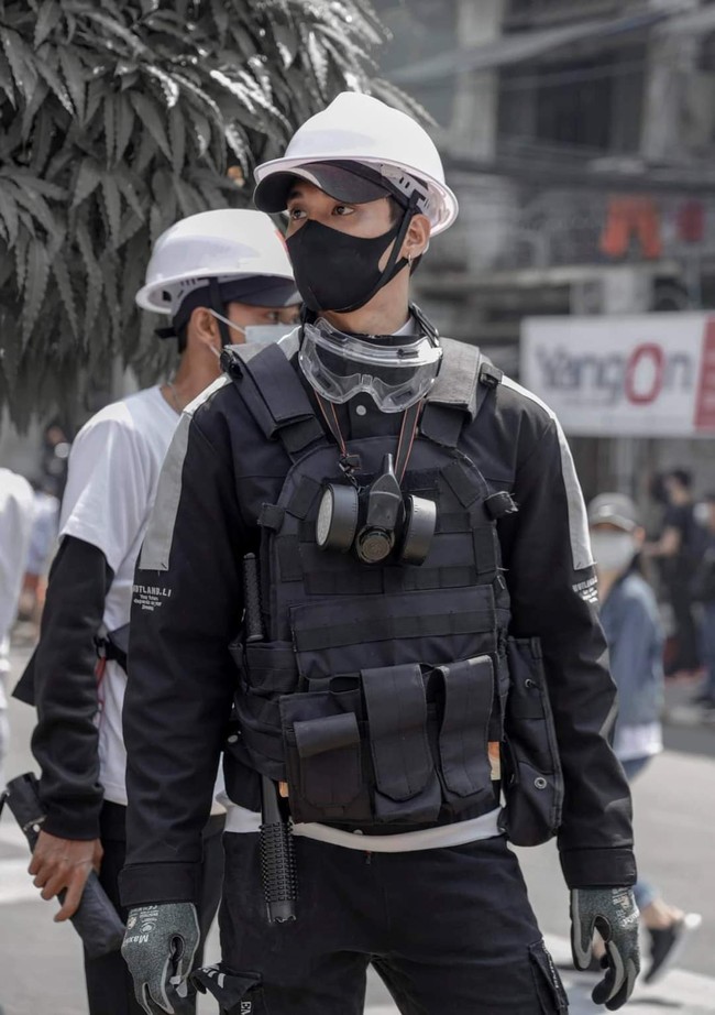 Dan di hari yang sama ketika namanya diumumkan sebagai pria tertampan di dunia tahun ini, pengadilan memvonis Takhon tiga tahun penjara.