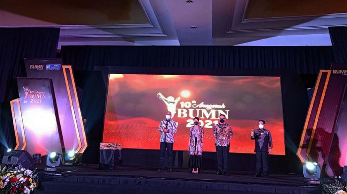 Anugerah BUMN 2021 Digelar di Tengah Pandemi Anugerah BUMN 2021 digelar di Grand Ballroom Hotel The Ritz Carlton Mega Kuningan, Jakarta, Kamis (8/4). Ajang ini mengusung tema