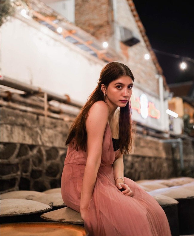 Aktris Indonesia Cassandra Lee memiliki darah keturunan Jawa, Jepang, Irlandia, dan juga Prancis. Pada 15 Maret lalu Cassandra genap berusia 20 tahun. Foto: Instagram.com/cassandraslee