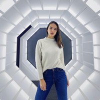 Nama Haico Van der Veken mulai melambung ketika dirinya membintangi karakter Cinta dalam sinetron Samudra Cinta. Wanita yang baru berusia 18 tahun itu memiliki darah blasteran Belgia. Foto: Instagram.com/haico.vdv