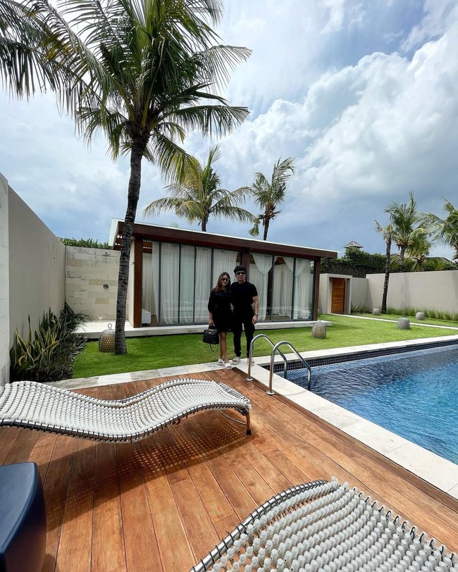Atta pun sempat menyebutkan jika ia akan pindah-pindah hotel agar terasa honeymoon-nya meski perjalanan mereka di Bali singkat. Foto: Instagram