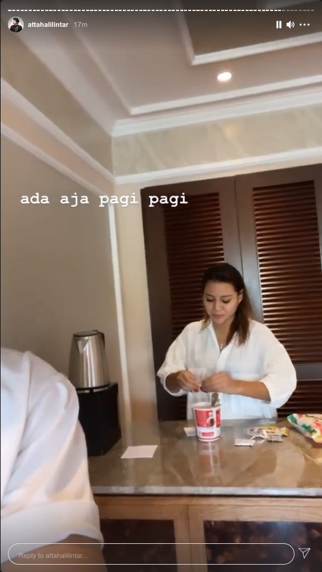 Salah satu momen honeymoon yang dibagikan Atta Halilintar dan Aurel Hermansyah adalah ketika Aurel membuatkan mie instan untuk tambahan sarapan mereka yang sebenarnya sudah disiapkan pihak villa. Foto: Instagram