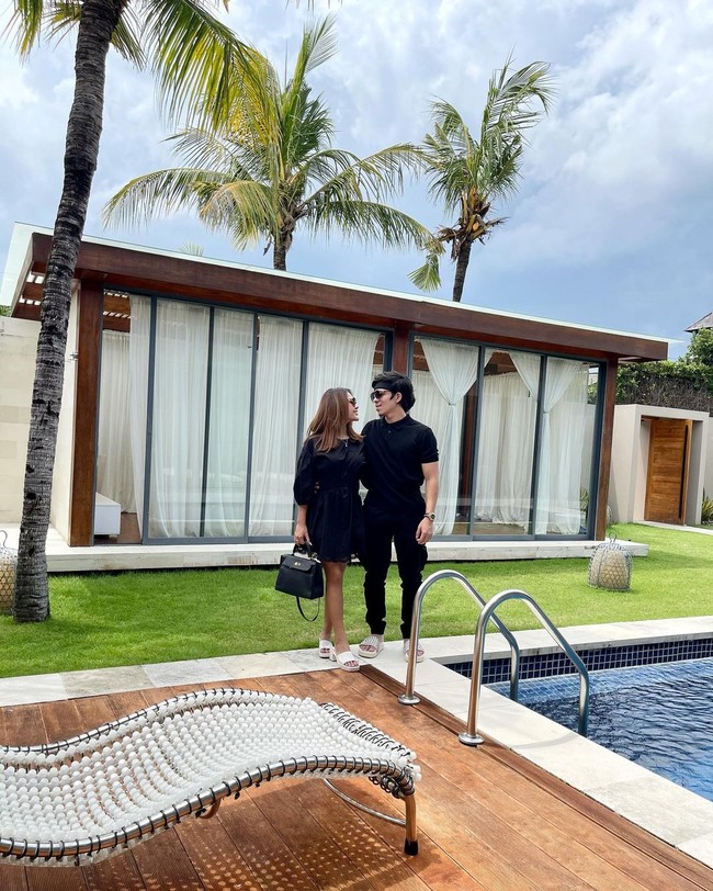 Meski villa-nya mewah, di Bali mereka tidak hanya berdiam di tempat penginapan tapi juga jalan-jalan dan makan di sejumlah tempat. Foto: Instagram