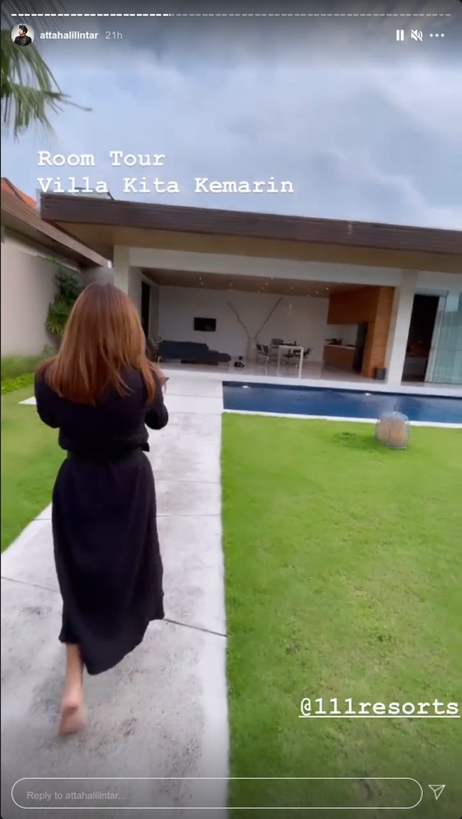 Dalam Insta Story-nya, Atta dan Aurel menjelaskan jika villa tersebut memiliki fasilitas yang lengkap, mulai dari kolam renang, ruang tamu, dapur, ruang pijat, hingga kamar tidur keduanya. Foto: Instagram