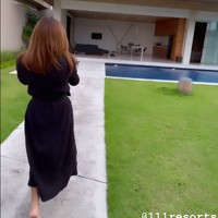 Dalam Insta Story-nya, Atta dan Aurel menjelaskan jika villa tersebut memiliki fasilitas yang lengkap, mulai dari kolam renang, ruang tamu, dapur, ruang pijat, hingga kamar tidur keduanya. Foto: Instagram