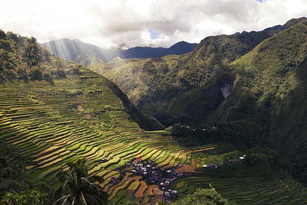 Banaue dikenal sebagai salah satu Situs Warisan Dunia oleh UNESCO dan sering disebut sebagai Keajaibam Dunia ke-8. Banaue dikenal sebagai salah satu Situs Warisan Dunia oleh UNESCO dan sering disebut sebagai Keajaibam Dunia ke-8.