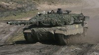 Sebuah tank berat Leopard 2-A6 milik tentara Jerman berpartisipasi dalam latihan militer gabungan European Challenge di Bergen, Jerman. Getty Images/Sean Gallup  
