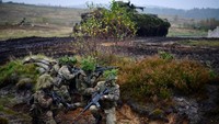 Pasukan infanteri lapis baja Bundeswehr, angkatan bersenjata Jerman berpartisipasi di samping tank ringan Marder selama serangan simulasi latihan militer di Munster, Jerman. Getty Images/Alexander Koerner  