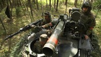 Tentara Jerman mengendarai kendaraan tempur lapis baja yang dilengkapi dengan senjata anti-tank TOW di hutan lebat selama latihan militer NATO multinasional Thunder Storm di Lituania. Getty Images/Sean Gallup  