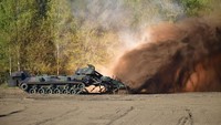Tank pembersih ranjau Keiler dari Bundeswehr mendemonstrasikan keahliannya di Munster, Jerman. Getty Images/Alexander Koerner  