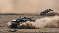 Tank tempur utama Leopard 2 milik Bundeswehr dikendarai angkatan bersenjata Jerman di Zagan, Polandia. Getty Images/Sean Gallup  