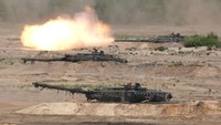 Tank tempur utama Leopard 2 milik Bundeswehr dikendarai angkatan bersenjata Jerman di Zagan, Polandia. Getty Images/Sean Gallup  