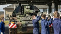 Tentara membersihkan pipa Panzerhaubitze 2000 di Idar-Oberstein, Jerman. Getty Images/Thomas Lohnes  