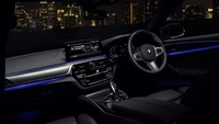 Fitur lainnya ada iDrive Touch Controller, tombol kontrol di kemudi, kontrol suara menggunakan BMW Intelligent Personal Assistant Hey BMW! atau BMW gesture control. Foto: Dok. BMW Group Indonesia