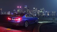 Secara eksterior, BMW 520i M Sport hadir dengan BMW M spoiler belakang dan BMW Individual Exterieur Line Aluminium satinated di samping. Yang juga tersedia secara eksklusif adalah cat BMW M Carbon Black dan tambahan dua cat baru yaitu Bernina Grey Amber effect dan Phytonic Blue. Foto: Dok. BMW Group Indonesia