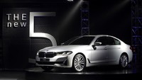 Lanjut ke seri 530i Opulence, hadir dengan Luxury Line yang terdiri dari paket eksterior garis chrome yang halus. Mobil ini juga merepresentasikan kembali nilai asli dari Seri 5, yakni sebuah sedan bisnis sport dengan sentuhan canggih. Foto: Dok. BMW Group Indonesia