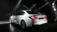 BMW 530i Opulence dilengkapi mesin TwinPower Turbo 4-cylinder double VANOS, High Precision Injection, dan teknologi BMW Efficient Dynamics. Mesin itu menghasilkan output maksimum 252 dk dengan torsi puncak 350 Nm. Mobil ini diklaim bisa melesat dari 0-100 km/jam dalam 6,1 detik. Foto: Dok. BMW Group Indonesia