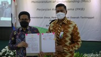 BP Jamsostek langsung menjalin komitmen bersama Kementerian Desa, Pembangunan Daerah Tertinggal (PDT) dan Transmigrasi untuk perlindungan 34.449 pekerja berstatus Tenaga Profesional Pendamping (TPP) desa, 1.039 pegawai Non-ASN melalui program Jamsostek.