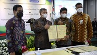 Dalam kegiatan yang sama, dilanjutkan pula penandatanganan PKB antara Zainudin, Direktur Kepesertaan BP Jamsostek dengan Jajang Abdullah, PLT Kepala Badan Pengembangan SDM, Pemberdayaan Masyarakat Desa, Daerah Tertinggal dan Transmigrasi.