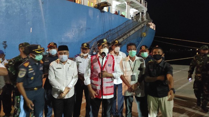 Menhub Budi Karya Sumadi di Pelabuhan Badas, Sumbawa Besar, NTB, Jumat (9/4/2021).