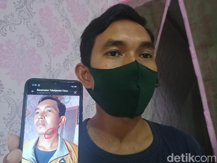 Buruh di Karawang menceritakan penganiayaan yang dialaminya oleh atas