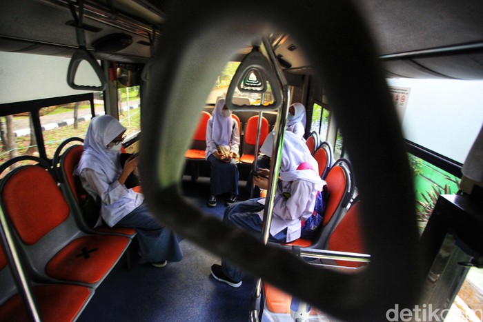 Sekolah tatap muka mulai diujicoba di Jakarta. Bus sekolah pun mulai dioperasikan.