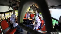 Pengoperasian bus sekolah dilakukan dengan protokol kesehatan ketat.