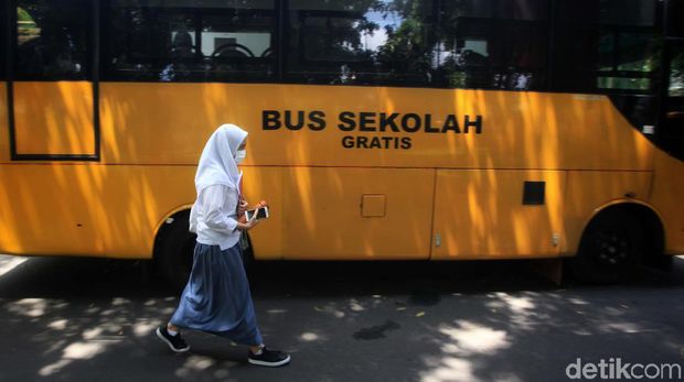 Sekolah tatap muka mulai diujicoba di Jakarta. Bus sekolah pun mulai dioperasikan.