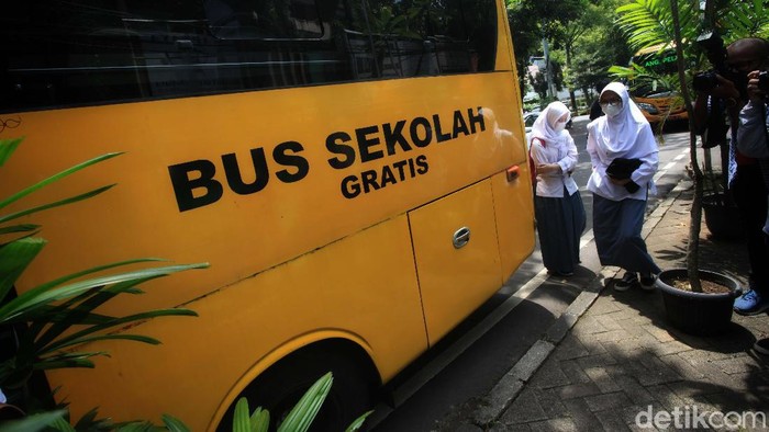 Bus Sekolah Mulai Diberlakukan Sekolah tatap muka mulai diujicoba di Jakarta. Bus sekolah pun mulai dioperasikan.