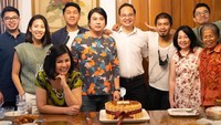 Calvino Samudra juga sering menghabiskan waktu bersama keluarga Desiree. Seperti yang terlihat dalam foto ini, mereka berfoto bersama dengan kue ulang tahun. Bams pun terlihat di sana. Foto: Instagram @calvinosamudra