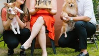 Sambil membawa anjing peliharaannya, ini momen Calvino Samudra saat merayakan kue ulang tahun juga. Kuenya berukuran besar dengan dominasi warna coklat. Foto: Instagram @calvinosamudra