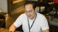 Pria yang merupakan pengusaha Advertising ini memang disibukkan dengan berbagai kegiatan. Seperti yang terlihat pada foto ini, ia tampak sedang meeting di sebuah restoran. Foto: Instagram @calvinosamudra