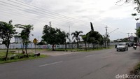 Menanggapi fakta tersebut, Wali Kota Solo Gibran Rakabuming Raka menyampaikan pengerjaan akan dimulai pertengahan bulan ini. Putra sulung Presiden Joko Widodo (Jokowi) itu menambahkan, untuk pengerjaan proyek Masjid tersebut sudah ditargetkan selesai dalam waktu 18 bulan.