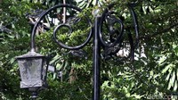 Tampak ada beberapa tiang lampu taman khususnya di Jalan Merdeka dan Jalan Wastukencana terlihat rusak.